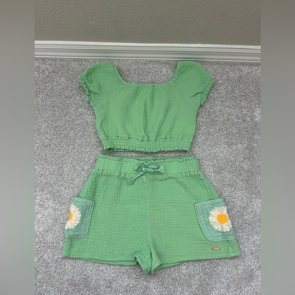 Tahari Girls Green Two-Piece Crop Top Set with Daisy Pockets, size 8